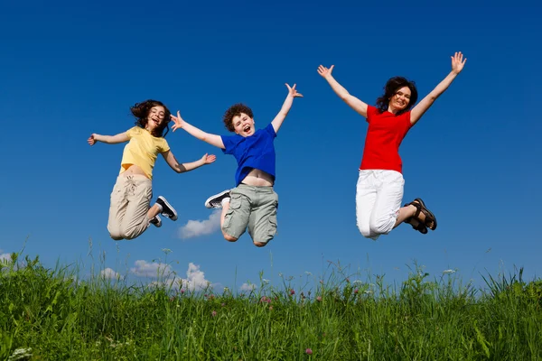 Familia saltando, corriendo al aire libre —  Fotos de Stock