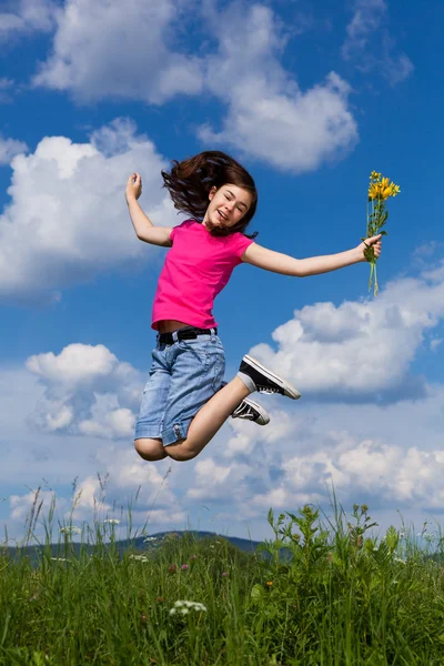 Menina pulando ao ar livre — Fotografia de Stock