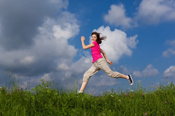 Fille sauter en plein air — Photo