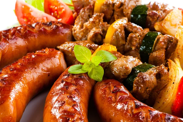 Grilled meat, sausages and vegetables — Stock Photo, Image