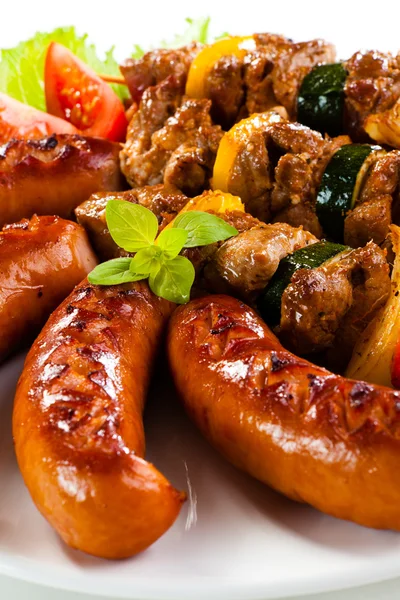 Grilled meat, sausages and vegetables — Stock Photo, Image