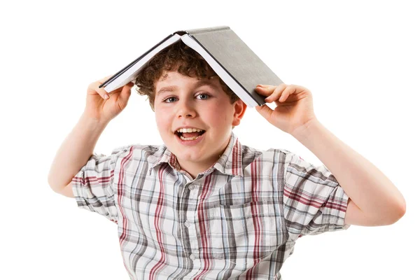 Ragazzo con libro sulla testa — Foto Stock