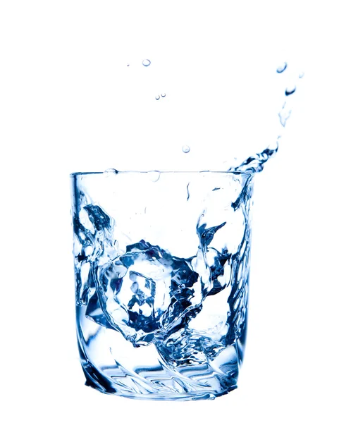 Spuit water in glas — Stockfoto