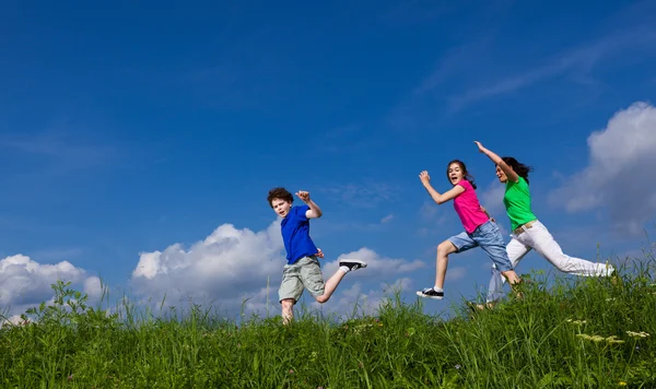 Familie springen, running buiten — Stockfoto