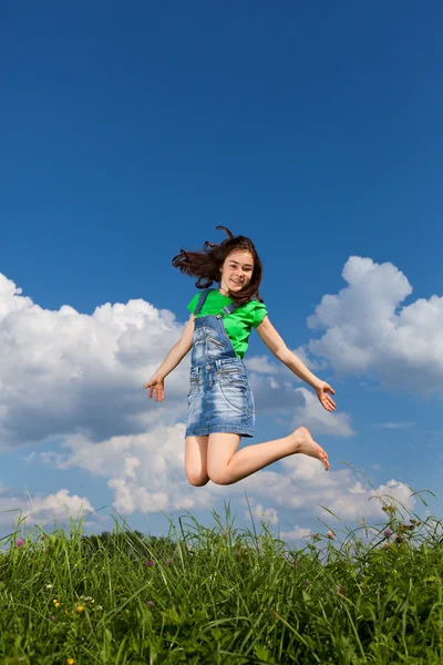 Menina pulando ao ar livre — Fotografia de Stock