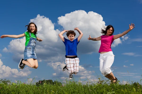 Familie springen, running buiten — Stockfoto