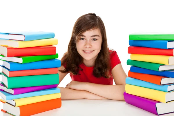 Student sitter nära högen av böcker — Stockfoto