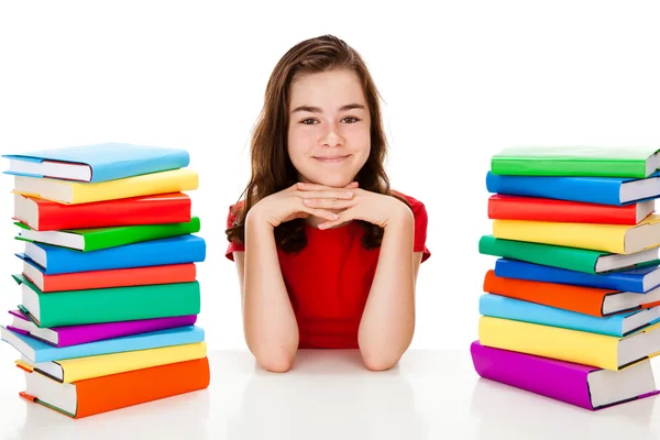 Studentin sitzt neben Bücherstapel — Stockfoto