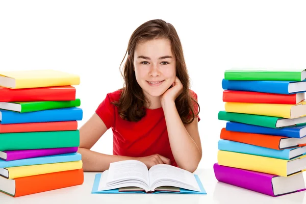 Studentin sitzt neben Bücherstapel — Stockfoto