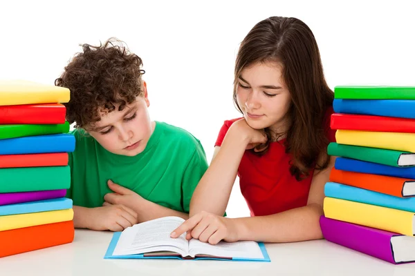 Kinderen en stapel boeken — Stockfoto