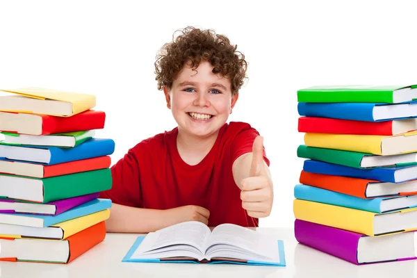 Estudante com pilha de livros — Fotografia de Stock