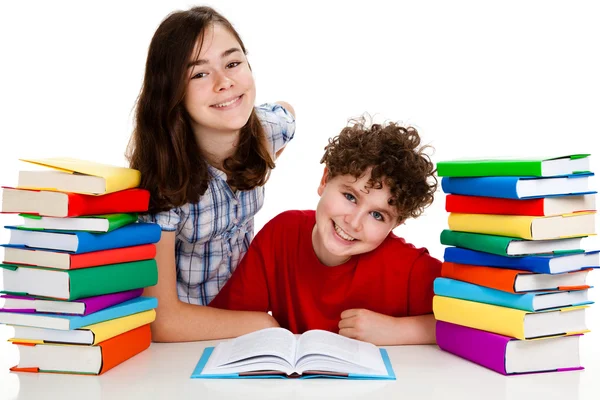 Crianças e pilha de livros — Fotografia de Stock