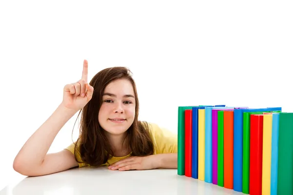 Studentin sitzt neben Bücherstapel — Stockfoto