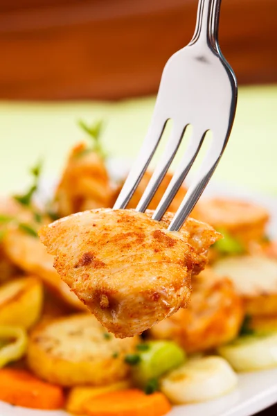 Roasted meat with fried potatoes and vegetables — Stock Photo, Image