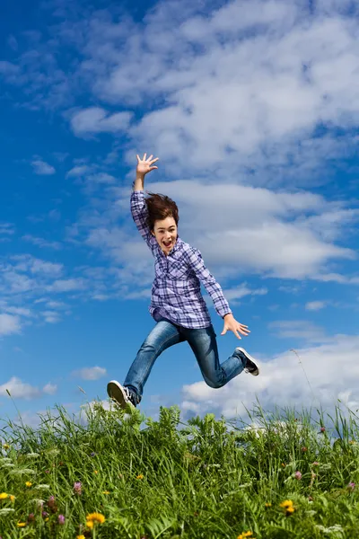 Chica saltando al aire libre — Foto de Stock