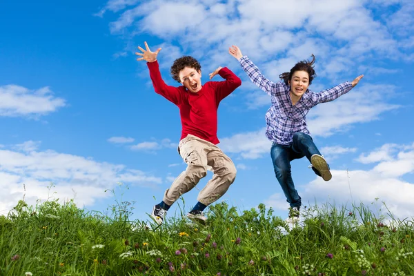Chica y niño saltando — Foto de Stock