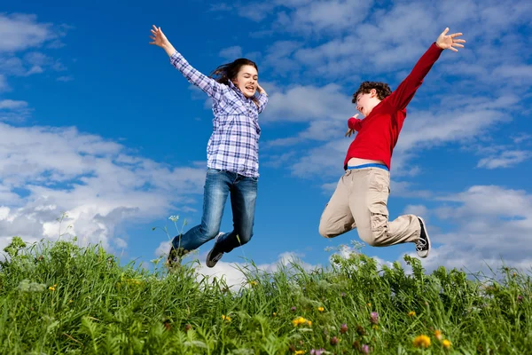 Mädchen und Junge springen — Stockfoto