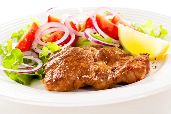 Filete a la parrilla, papas fritas y verduras — Foto de Stock