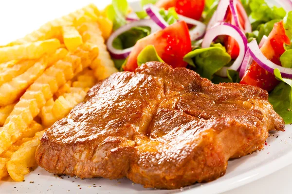 Bife grelhado, batatas fritas e legumes — Fotografia de Stock