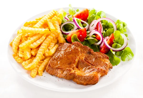 Steak grillé, frites et légumes — Photo