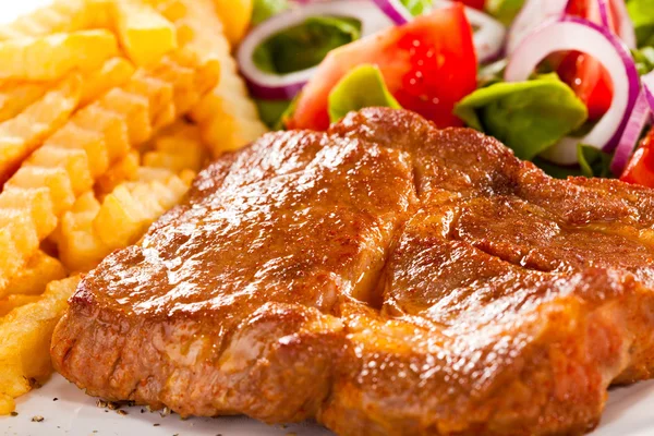 Steak grillé, frites et légumes — Photo