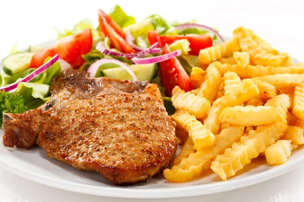 Grillad stek, pommes frites och grönsaker — Stockfoto