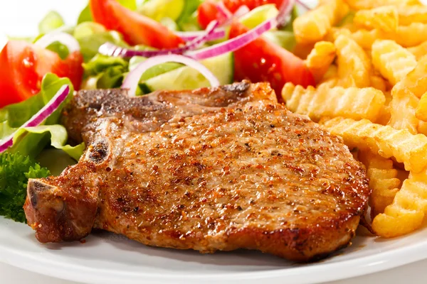 Grilled steak, French fries and vegetables — Stock Photo, Image