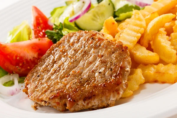 Grilovaný steak, hranolky a zelenina — Stock fotografie