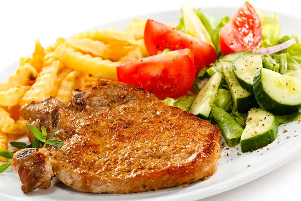 Grillezett steak, sült krumpli és zöldség — Stock Fotó