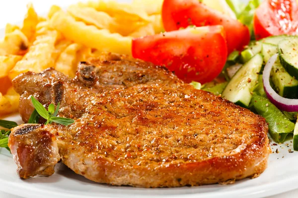 Grilled steak, French fries and vegetables — Stock Photo, Image