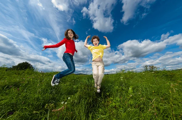 Chica y niño saltando —  Fotos de Stock