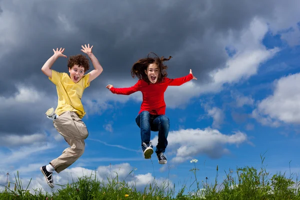 Дівчина і хлопчик стрибають — стокове фото