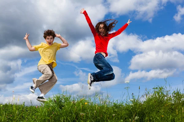 여자와 소년 점프 — 스톡 사진