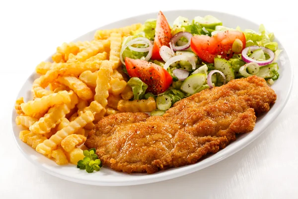 Chop Franse frietjes, gebakken varkensvlees en groenten — Stockfoto