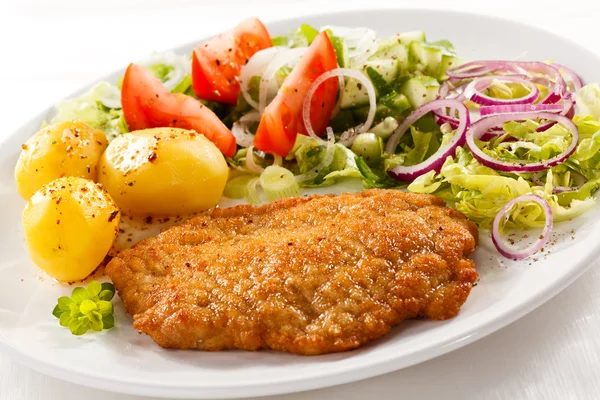 Chuletas de cerdo, puré de papas y ensalada de verduras —  Fotos de Stock