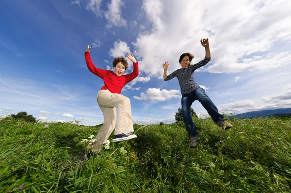Dziewczyna i chłopak, skoki — Zdjęcie stockowe