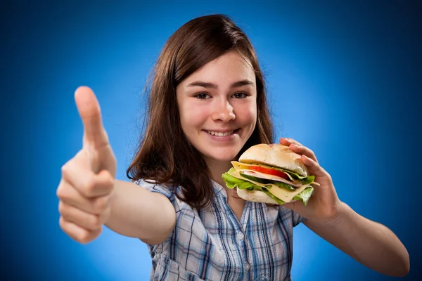 Menina comer sanduíche saudável — Fotografia de Stock