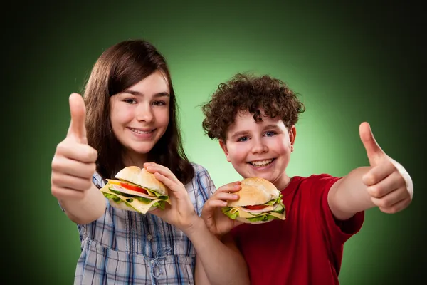 Děti jíst sendviče — Stock fotografie