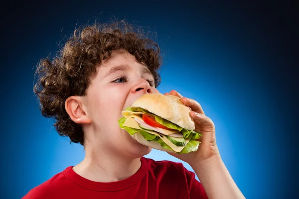 Хлопчик їсть здоровий бутерброд — стокове фото