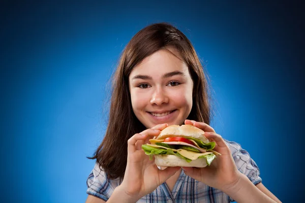 Tjej äter hälsosam smörgås — Stockfoto