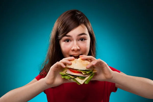 女孩吃健康三明治 — 图库照片