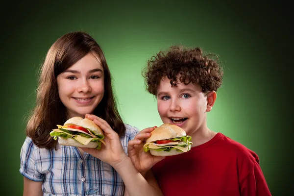Дети едят сэндвичи — стоковое фото