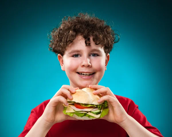 Pojken äta hälsosam smörgås — Stockfoto