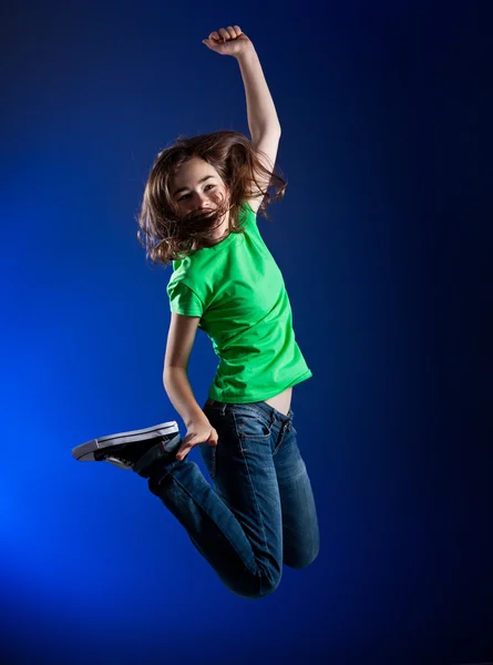 Flickan hoppar — Stockfoto