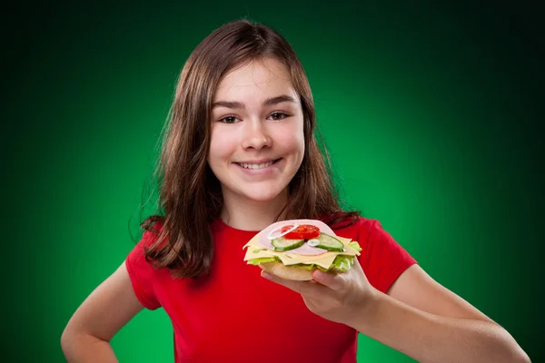 Menina comer sanduíche saudável — Fotografia de Stock