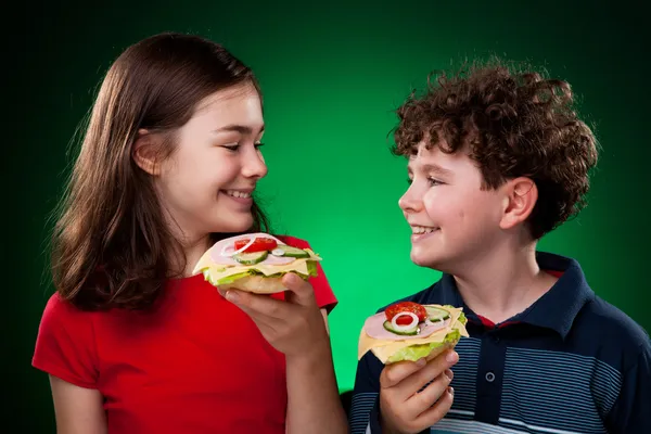 Niños comiendo sándwiches —  Fotos de Stock