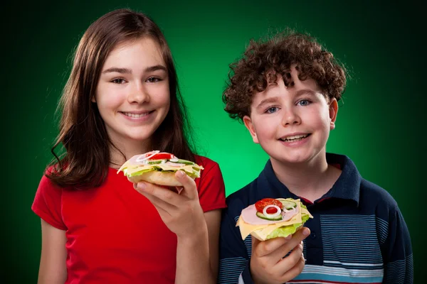 Kids eating sandwiches — Stock Photo, Image