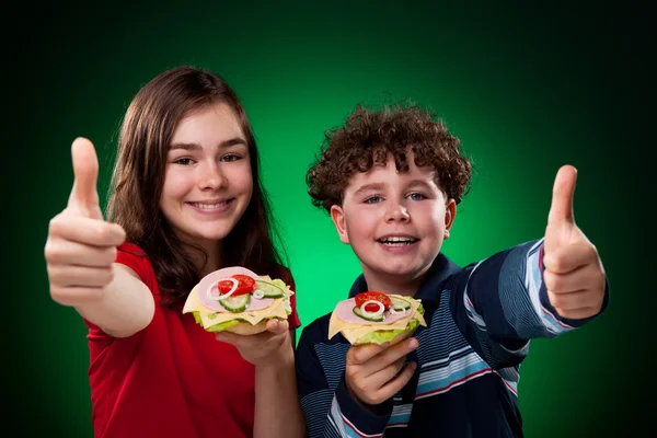 Niños comiendo sándwiches —  Fotos de Stock