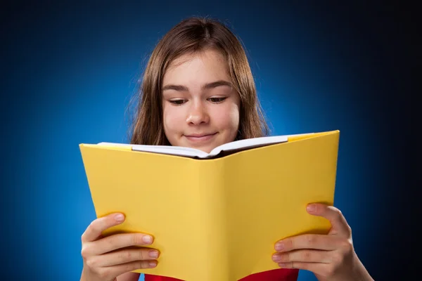 Mädchen lesen Buch — Stockfoto