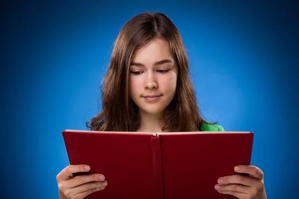 मुलगी वाचन पुस्तक — स्टॉक फोटो, इमेज
